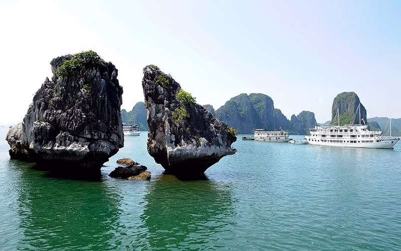 Vẻ đẹp của hòn Trống Mái trên Vịnh Hạ Long. (Ảnh: ANH SƠN)