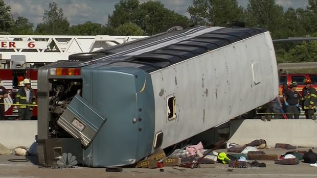 Hiện trường một vụ tai nạn xe buýt. (Nguồn: NBC News)