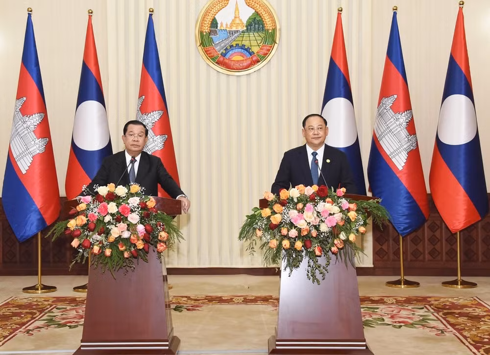 Thủ tướng Lào Sonexay Siphandone và Thủ tướng Vương quốc Campuchia Samdech Techo Hun Sen. (Ảnh: Lao News Agency)