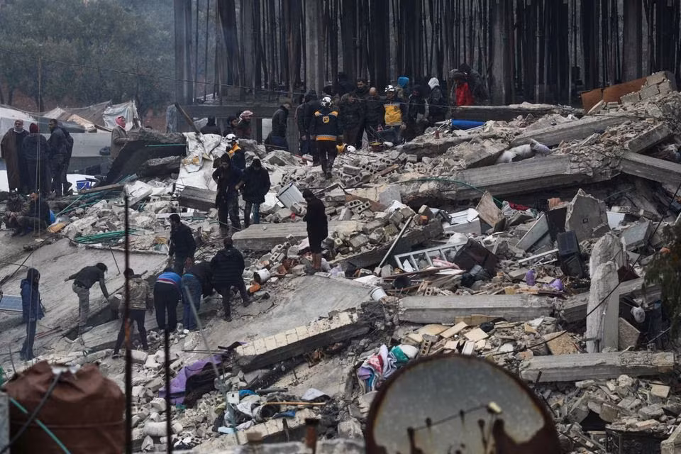 Lực lượng cứu nạn khẩn trương tìm kiếm những người sống sót bị vùi lấp trong đống đổ nát sau trận động đất ngày 6/2/2023. (Ảnh: Reuters)