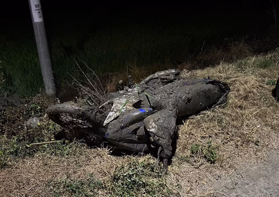 Một chiếc xe lái xuống kênh mương để ngụy trang, tẩu thoát nhưng bị bắt giữ.