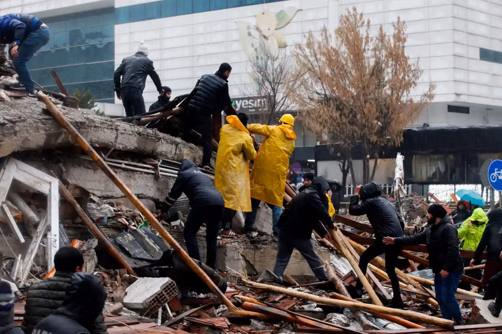 Lực lượng cứu nạn cứu người bị mắc kẹt trong đống đổ nát tại Gaziantep, Thổ Nhĩ Kỳ. (Ảnh: Zakariya Yahya/IMAGESLIVE/ZUMA Press Wire/REX/Shutterstock)