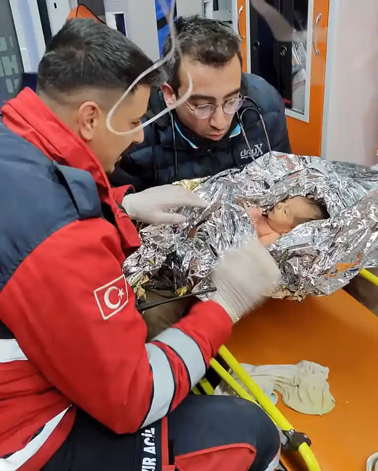 Bé Yagiz (10 ngày tuổi) được các nhân viên cứu hộ chăm sóc. (Ảnh: Anadolu Agency/Getty Images)