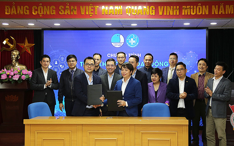 Các đồng chí đại diện Hội Thầy thuốc trẻ Việt Nam và các đơn vị liên quan ký kết triển khai chương trình “Khởi nghiệp số y tế Clinic4.0”.
