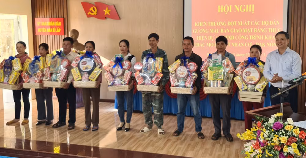 Công ty Nhôm Đắk Nông - TKV trao quà hỗ trợ các hộ dân tiêu biểu vùng mỏ Bauxit Nhân Cơ - Đắk Nông.