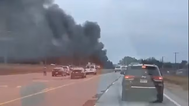 Khói bốc lên từ hiện trường vụ tai nạn máy bay trực thăng ở Huntsville. (Nguồn: Newschannel9)