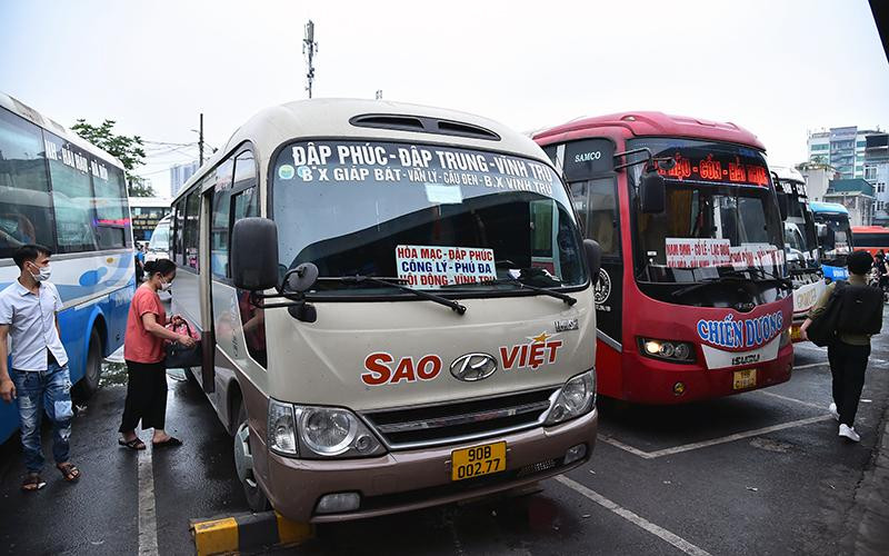 Giá xăng tăng cao gây áp lực cho doanh nghiệp vận tải và hành khách. (Ảnh HÀ MY) Chật vật vì giá xăng dầu tăng -0