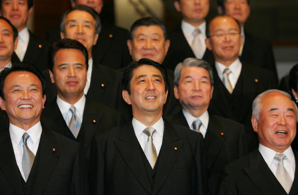 Thủ tướng Abe Shinzo cùng các thành viên Nội các Nhật Bản chụp ảnh tại Văn phòng Thủ tướng tại Tokyo, ngày 26/9/2006. (Ảnh: AP) ẢNH -0
