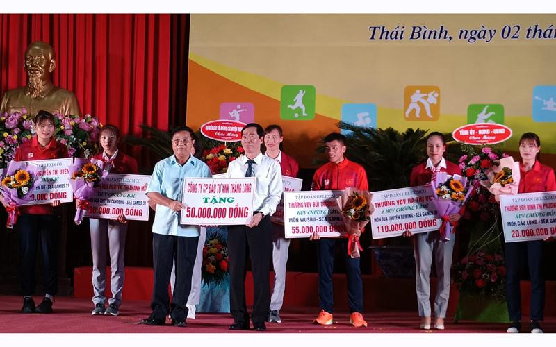 Đại diện các doanh nghiệp trao thưởng cho vận động viên, huấn luyện viên đạt thành tích tại Seagames 31. Hơn 1,5 tỷ đồng trao thưởng cho vận động viên, huấn luyện viên Thái Bình đạt thành tích tại Seagames 31 -0