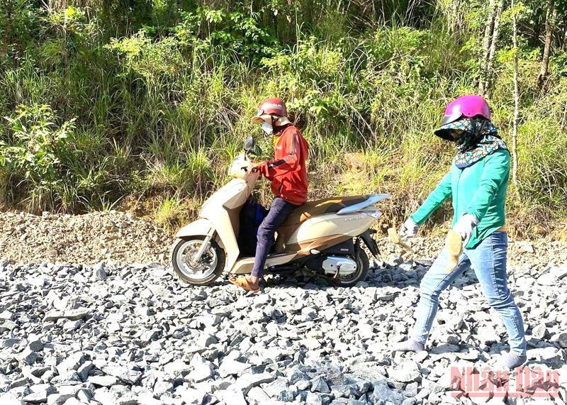 Do đường đi khó khăn, tay lái lại yếu nên các cô nhờ người dân địa phương chạy giúp xe qua những đoạn đường khó rồi đi tiếp. Giáo viên ở vùng sâu Đắk Lắk vượt rừng đến điểm thi từ sớm -0