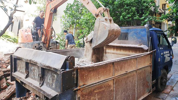 Ngành vận tải gặp nhiều khó khăn do giá xăng, dầu tăng cao. Ảnh: NAM NGUYỄN Tính toán để giảm tác động của giá xăng, dầu -0