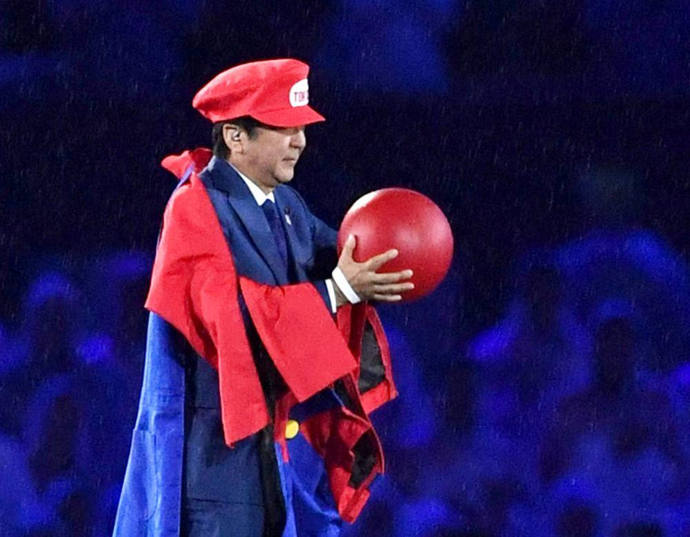 Ông Abe xuất hiện trong trang phục của nhân vật Super Mario của công ty trò chơi điện tử nổi tiếng Nhật Bản Nintendo khi tham dự lễ bế mạc Olympics mùa hè năm 2016 tại Rio de Janeiro, Brazil. (Ảnh: Kyodo/AP) ẢNH -0