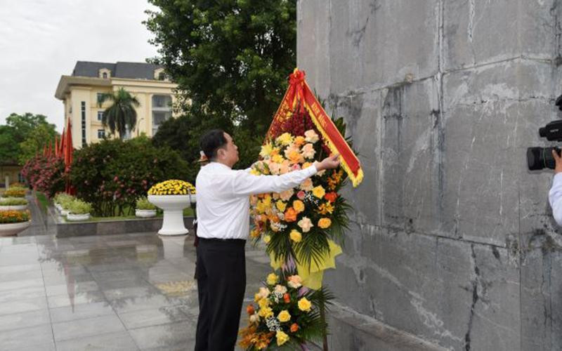 Phó Chủ tịch Thường trực Quốc hội Trần Thanh Mẫn dâng hoa tưởng niệm Tổng Bí thư Nguyễn Văn Linh tại Tượng đài Tổng Bí thư Nguyễn Văn Linh, thành phố Hưng Yên. Tiếp tục đổi mới phương thức hoạt động, bảo đảm đúng vai trò, nhiệm vụ, quyền hạn của Hội đồng nhân dân -0