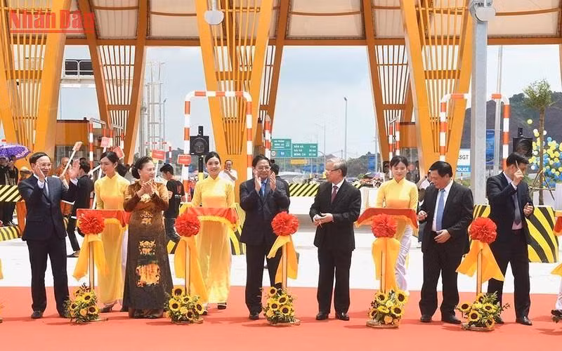 Các đại biểu cắt băng khánh thành tuyến cao tốc.