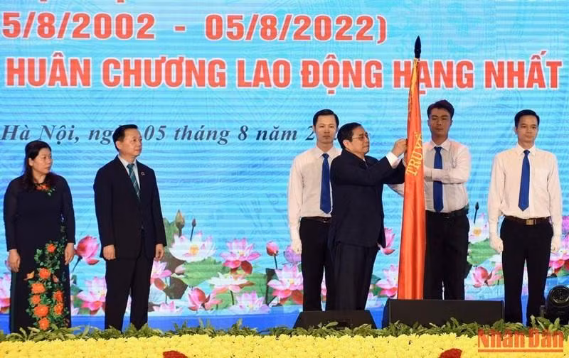 Thủ tướng Phạm Minh Chính trao Huân chương Lao động hạng Nhất tặng Bộ Tài nguyên và Môi trường.