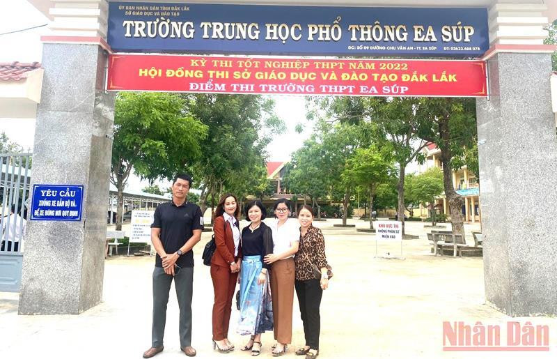 Sau quãng đường dài và di chuyển vất vả, các giáo viên Trường Trung học phổ thông Lê Hữu Trác, huyện Cư M’gar đã đến điểm thi ở huyện biên giới Ea Súp an toàn. Giáo viên ở vùng sâu Đắk Lắk vượt rừng đến điểm thi từ sớm -0