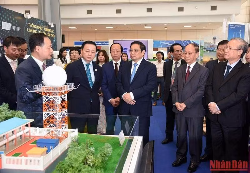 Thủ tướng Phạm Minh Chính thăm gian trưng bày các ứng dụng công nghệ về bảo vệ tài nguyên và môi trường.