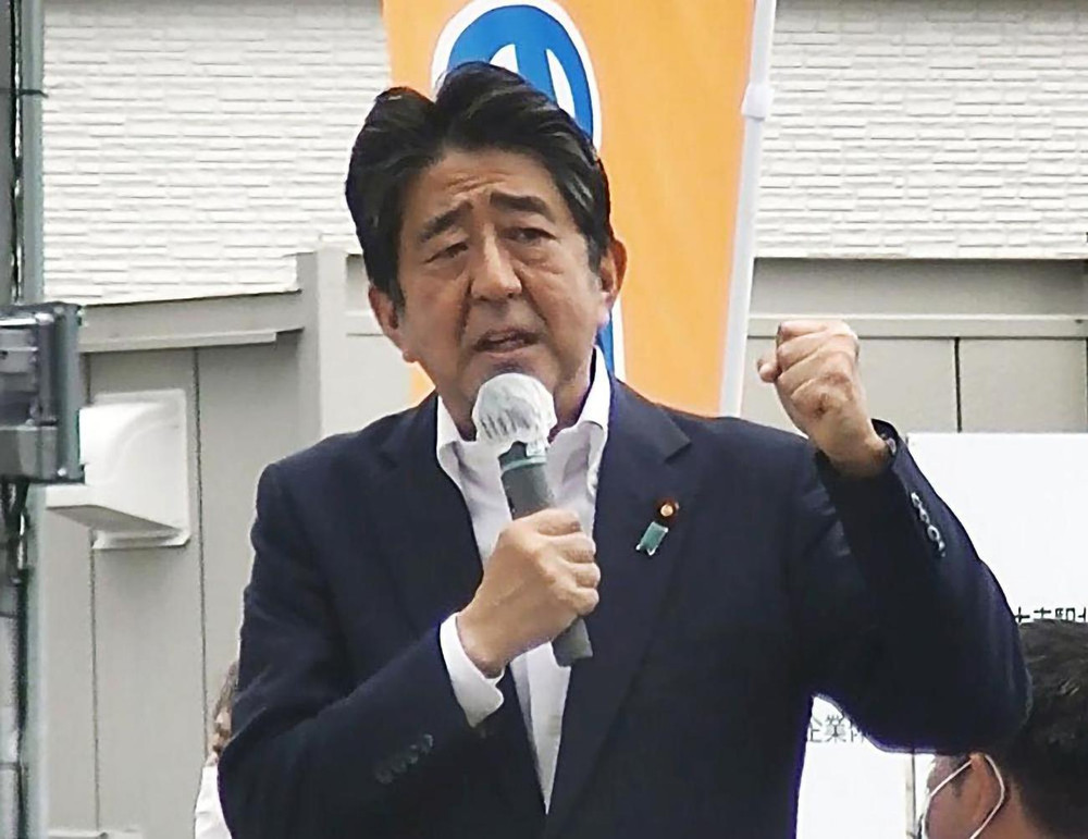 Cựu Thủ tướng Abe Shinzo, 67 tuổi, đã bị bắn vào khoảng 11 giờ 30 phút ngày 8/7 theo giờ địa phương. (Ảnh chụp màn hình video của Kyodo) Hiện trường cựu Thủ tướng Nhật Bản bị bắn -0