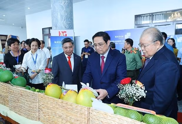 Thủ tướng Phạm Minh Chính thăm các gian hàng nông sản trưng bày tại Hội nghị xúc tiến đầu tư tỉnh Hậu Giang năm 2022. (Ảnh: Dương Giang/TTXVN)