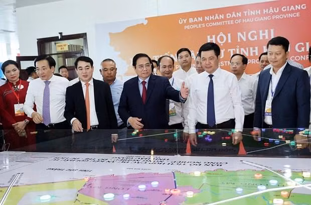 Thủ tướng Phạm Minh Chính xem mô hình quy hoạch tỉnh Hậu Giang. (Ảnh: Dương Giang/TTXVN)