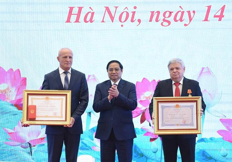 Thủ tướng Phạm Minh Chính trao Huân chương Lao động hạng Ba tặng Viện Nghiên cứu khoa học dược liệu và tinh dầu Liên bang Nga; trao Huân chương Hữu nghị tặng Tham tán Đại sứ quán Liên bang Nga tại Việt Nam Kharinov Vyacheslav Nikolaevich.