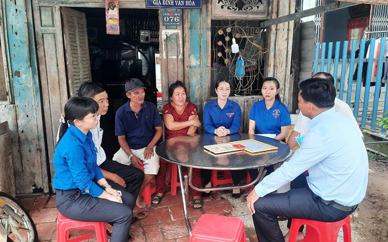 Đoàn công tác của Tỉnh đoàn và chính quyền địa phương đến chia sẻ, động viên gia đình em Quân vượt qua những mất mát đau thương. Truy tặng huy hiệu “Tuổi trẻ dũng cảm” cho học sinh lớp 5 ở Vĩnh Long -0