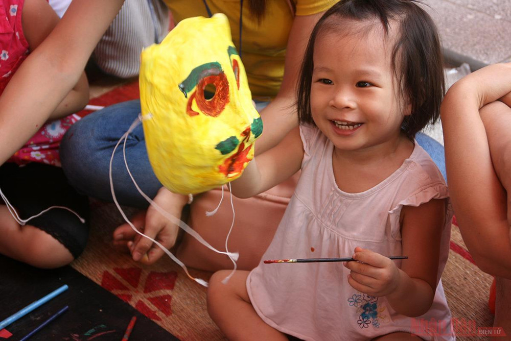 Em bé với niềm vui khi vẽ chiếc mặt nạ đầu tiên trong đời. Trung thu và di sản tinh thần -0