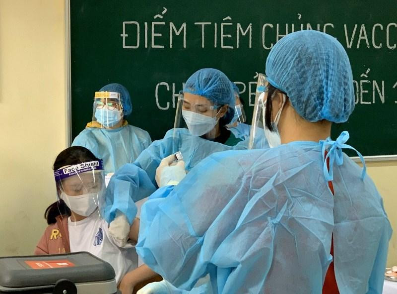 Thái Bình đang triển khai tiêm gần 100 nghìn liều vaccine ngừa Covid-19 cho trẻ em, phấn đấu kết thúc vào ngày 12/7. Thái Bình đã tiếp nhận hơn 3,7 triệu liều vaccine ngừa Covid-19 -0