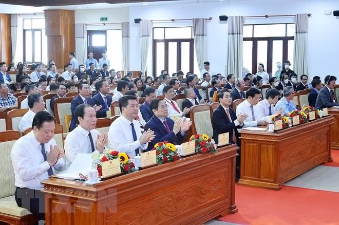 Thủ tướng Phạm Minh Chính và các đại biểu dự Hội nghị xúc tiến đầu tư tỉnh Hậu Giang năm 2022. (Ảnh: Dương Giang/TTXVN)