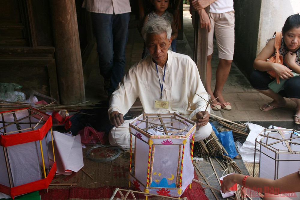 Nghệ nhân Nguyễn Văn Quyền hướng dẫn các bạn nhỏ làm đèn kéo quân. Trung thu và di sản tinh thần -0