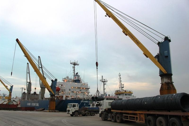 Bốc xếp hàng hóa tại Cảng quốc tế Nghi Sơn, tỉnh Thanh Hóa. Thanh Hóa phát huy vai trò cầu nối, thúc đẩy phát triển vùng -0