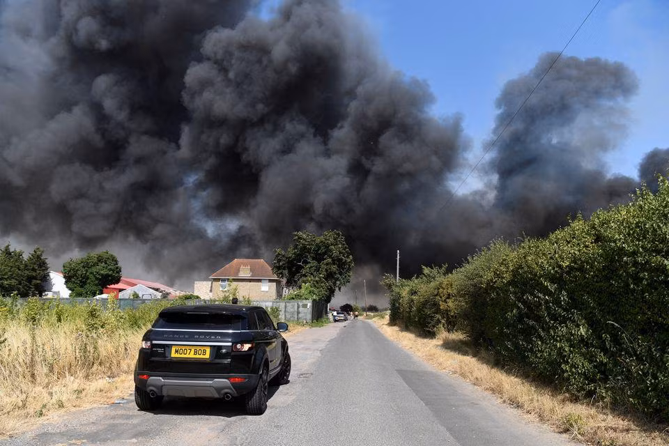 Ngọn lửa bùng cháy trong một đợt nắng nóng, ở phía đông London, Anh, ngày 19/7. Ảnh: Reuters.