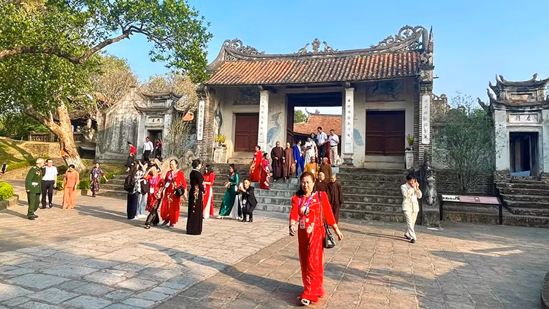 Du khách tham quan Khu di tích Cổ Loa (Đông Anh, Hà Nội).