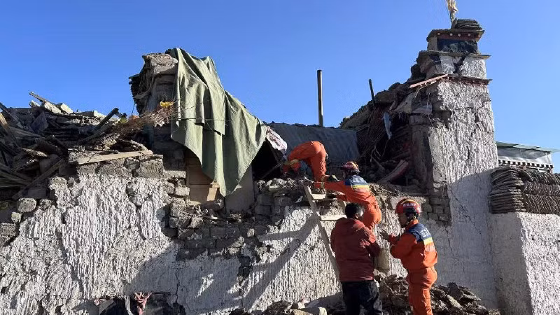 Lực lượng cứu hộ tiến hành tìm kiếm, cứu nạn. (Ảnh TÂN HOA XÃ)