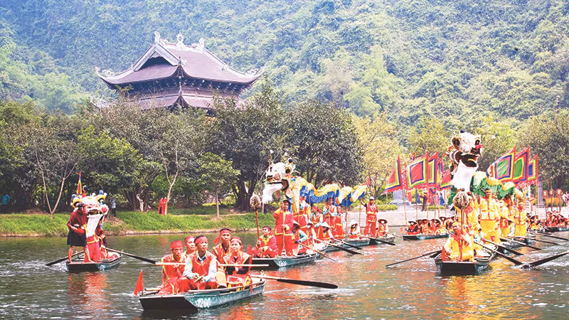 Thuyền rồng trong lễ hội Tràng An. Ảnh: TRƯỜNG HUY