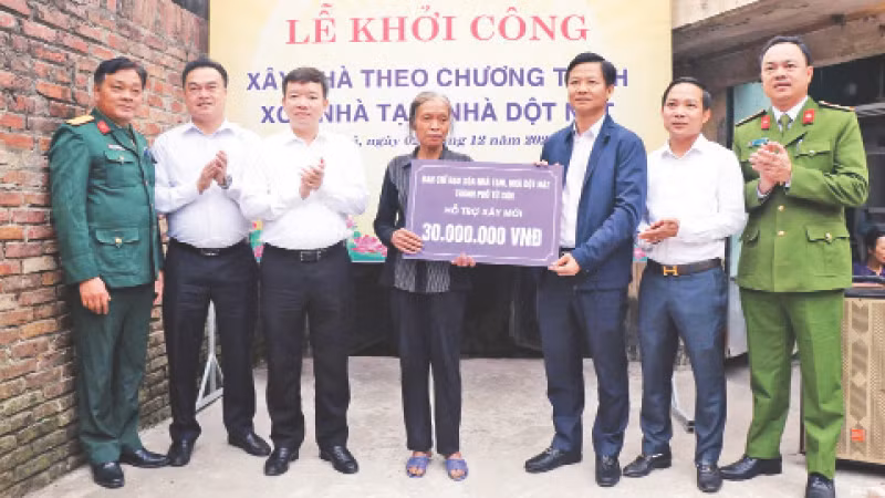 Bà Ngô Thị Sơn, ở khu phố Phù Khê Thượng, phường Phù Khê, thành phố Từ Sơn trong ngày khởi công nhà mới.