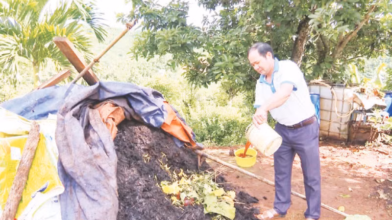 Nông dân ở Đắk Nông sử dụng phế phẩm từ sản xuất nông nghiệp để sản xuất phân bón hữu cơ vi sinh thay thế phân hóa học đem lại hiệu quả cao trong sản xuất.