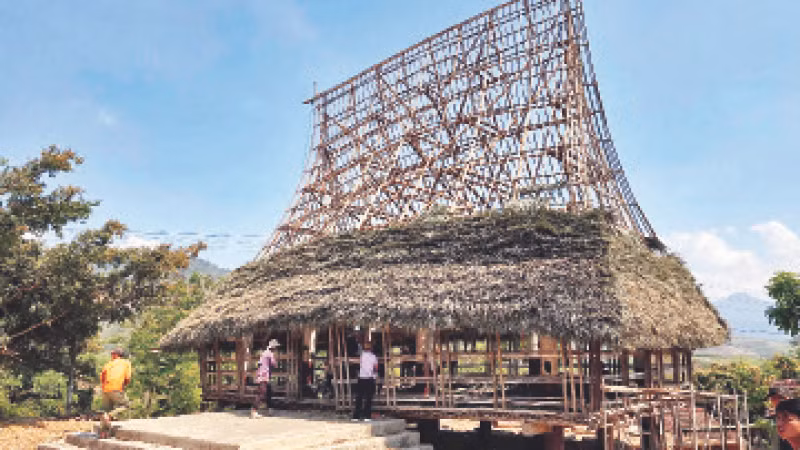 Dân làng Đăk Wâk, xã Đăk Kroong, huyện Đăk Glei chung tay sửa lại nhà rông.