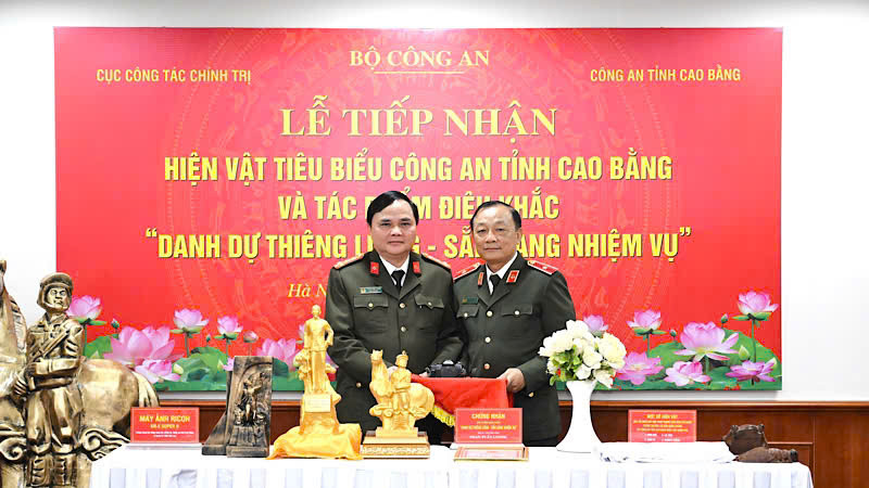 Đại diện Cục Công tác chính trị, Bộ Công an tiếp nhận hiện vật của Công an tỉnh Cao Bằng.