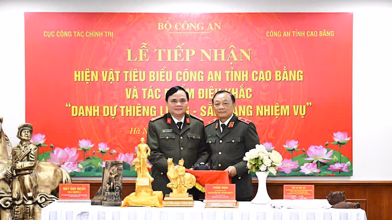 Đại diện Cục Công tác chính trị, Bộ Công an tiếp nhận hiện vật của Công an tỉnh Cao Bằng.