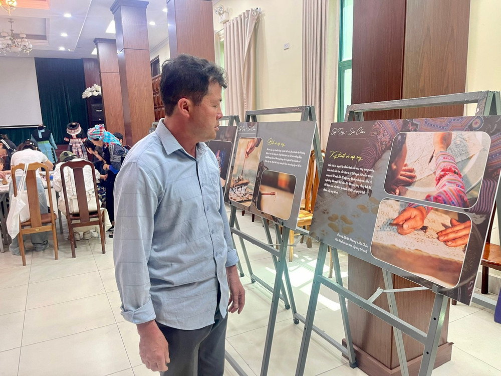 Khách tham quan triển lãm "Sáp ong-Sắc chàm”. Khách tham quan triển lãm "Sáp ong-Sắc chàm”.