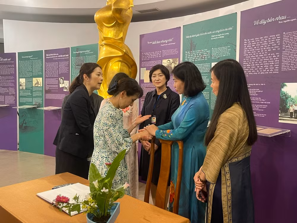 Phu nhân Thủ tướng Nhật Bản bày tỏ sự xúc động và cảm phục về những đóng góp, hy sinh của phụ nữ Việt Nam sau khi tham quan bảo tàng.