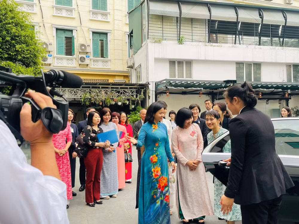 Chuyến thăm tới Bảo tàng Phụ nữ Việt Nam của bà Ishiba Yoshiko diễn ra trong khuôn khổ chuyến thăm chính thức của Thủ tướng Nhật Bản Ishiba Shigeru và phu nhân tới Việt Nam từ ngày 27 đến 29/4.
