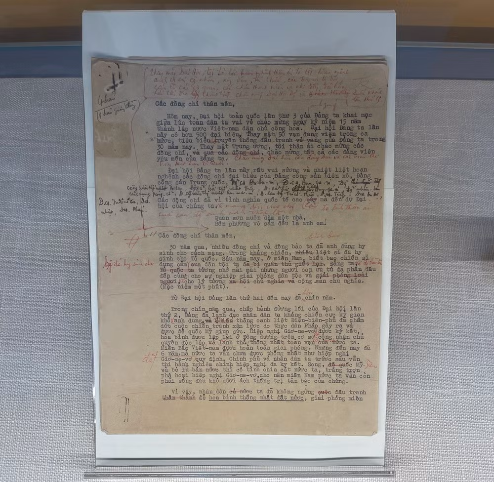 Diễn văn khai mạc (có bút tích của Chủ tịch Hồ Chí Minh sửa bằng bút bi đỏ) Chủ tịch Hồ Chí Minh trình bày tại Đại hội đại biểu toàn quốc lần thứ III của Đảng, ngày 5/9/1960.