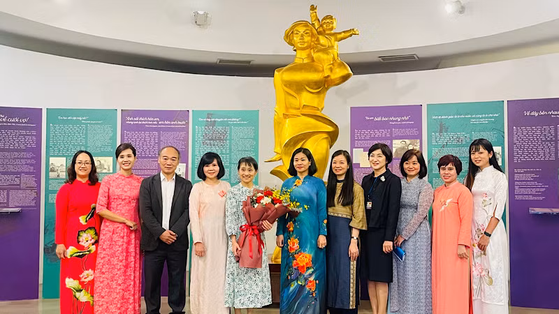 Bà Ishiba Yoshiko, Phu nhân Thủ tướng Nhật Bản Ishiba Shigeru chụp ảnh lưu cùng đại diện Hội Liên hiệp Phụ nữ Việt Nam và Bảo tàng Phụ nữ Việt Nam.