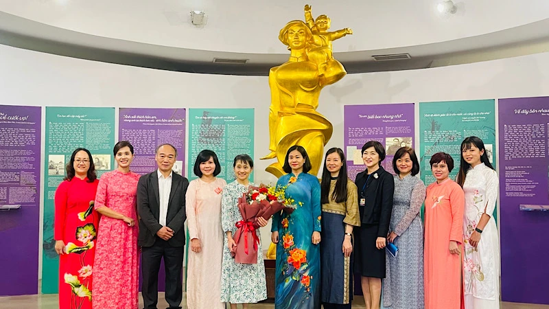 Bà Ishiba Yoshiko, Phu nhân Thủ tướng Nhật Bản Ishiba Shigeru chụp ảnh lưu cùng đại diện Hội Liên hiệp Phụ nữ Việt Nam và Bảo tàng Phụ nữ Việt Nam.