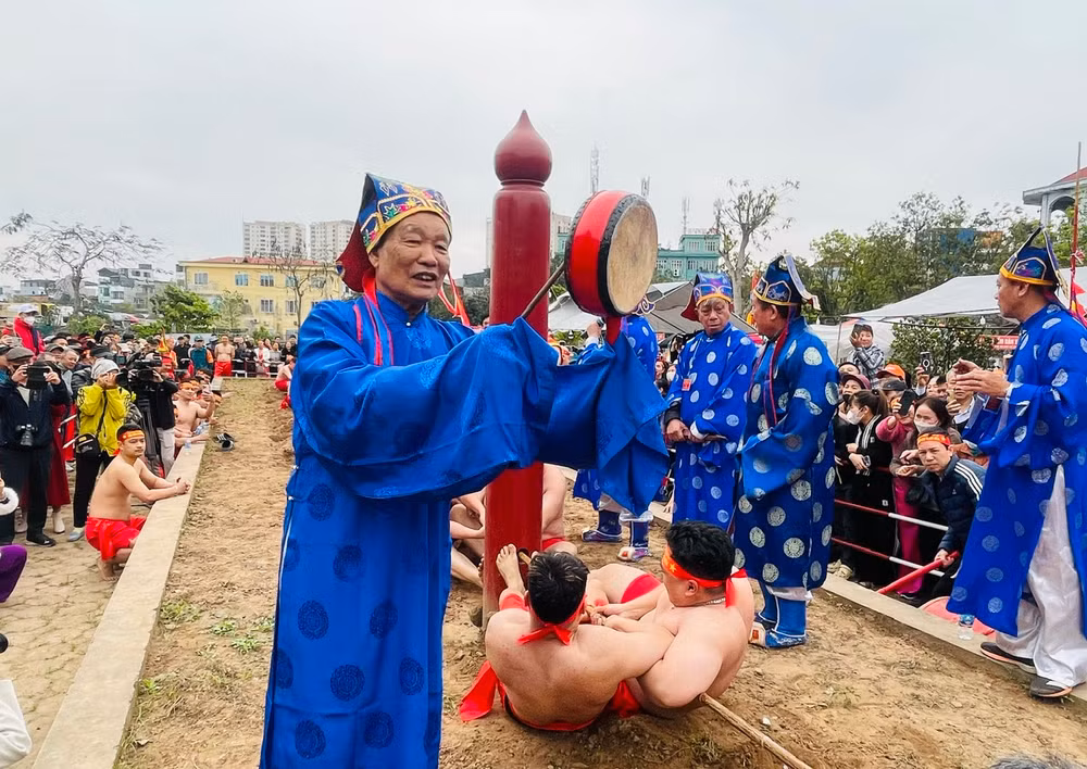 Trong cuộc thi kéo co không thể thiếu người đánh trống điều khiển trận đấu, được gọi là ông Tiên thứ chỉ.