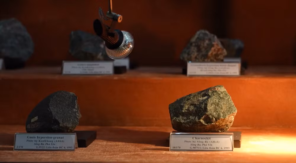 Bộ sưu tập các loại đá cổ nhất của Việt Nam vào thời đại Arkei – Thái Cổ, cách ngày nay khoảng 4.500 năm, được tìm thấy ở trung tâm địa khối Kon Tum. Đây là các đá biến chất có đặc điểm rất cứng vì nó biến chất ở nhiệt độ cao và có mầu sẫm. Bộ sưu tập các loại đá cổ nhất của Việt Nam vào thời đại Arkei – Thái Cổ, cách ngày nay khoảng 4.500 năm, được tìm thấy ở trung tâm địa khối Kon Tum. Đây là các đá biến chất có đặc điểm rất cứng vì nó biến chất ở nhiệt độ cao và có mầu sẫm.