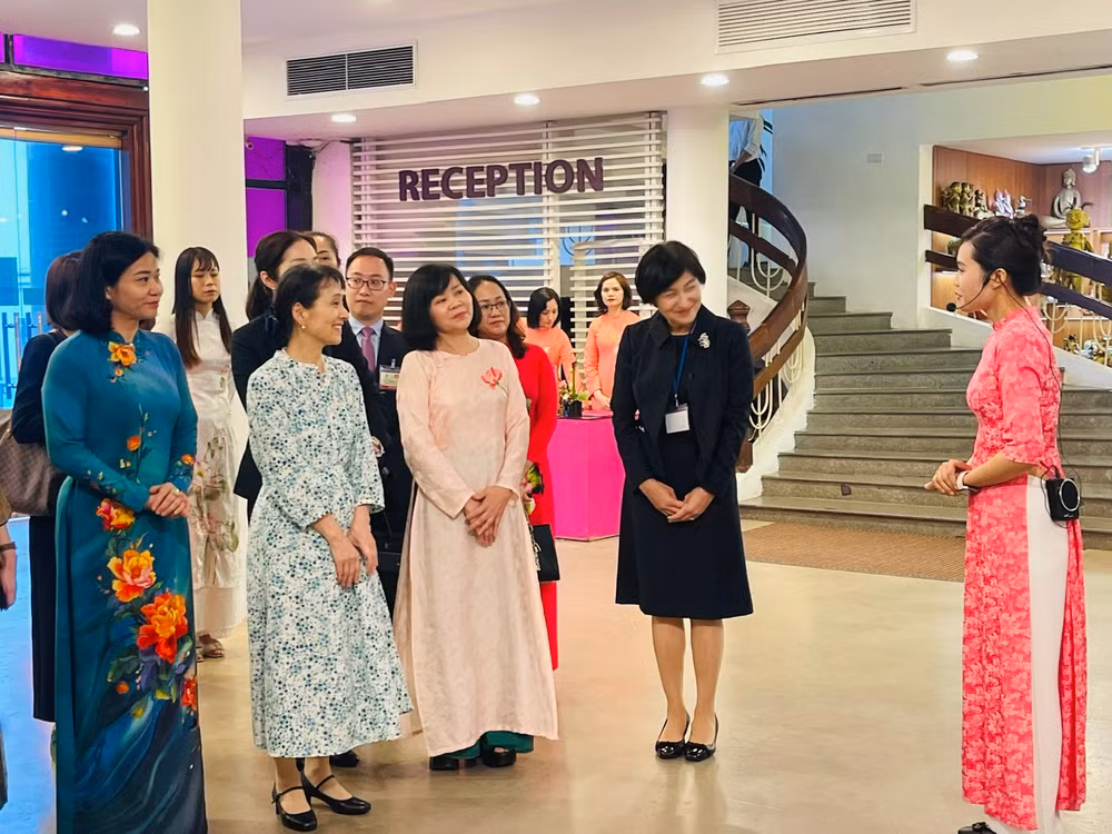 Bà Ishiba Yoshiko cùng đoàn đại biểu Nhật Bản đã nghe giới thiệu về lịch sử hình thành và phát triển của Bảo tàng Phụ nữ Việt Nam trong chuyến thăm vào chiều nay.
