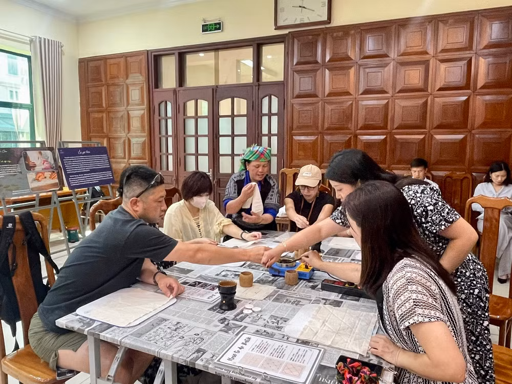Các du khách đến từ Nhật Bản hào hứng trải nghiệm văn hóa truyền thống của đồng bào Mông.